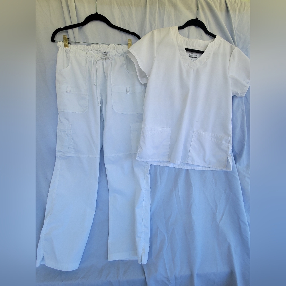 ButterSoft Large Classic White Scrub Set.